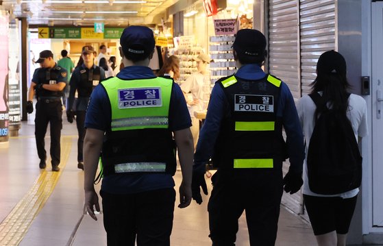 흉악범죄로 민심이 흉흉한 가운데 20일 경찰이 부산 부산진구 지하철 서면역 일대에서 순찰을 하고 있다. 송봉근 기자