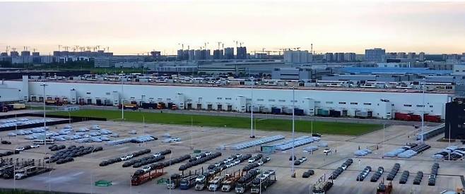 이달 테슬라의 중국 공장인 기가팩토리 상하이 물류 부지에 커버를 씌운 180대의 차량이 포착됐다. 모델3 하이랜드로 추정된다. /Jason Yang 유튜브