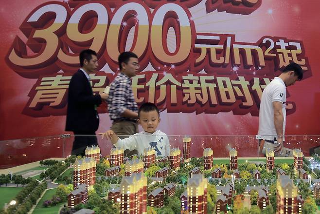 최근 중국의 대형 부동산 개발업체들이 잇달아 디폴트를 선언하면서 우려가 커지고 있다. 사진은 중국의 한 아파트 분양사무소 모습 ⓒEPA 연합