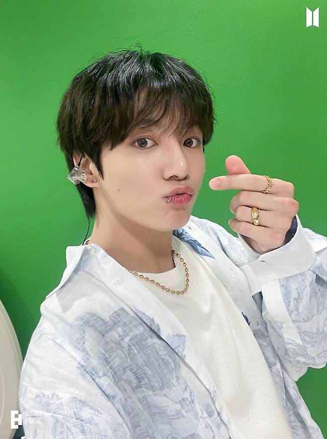 "정국이 행복하길" 방탄소년단 정국 中팬클럽 생일 기념 '핫 100 1위 아기전하' 대형 조형물 설치..'초특급 팬심'