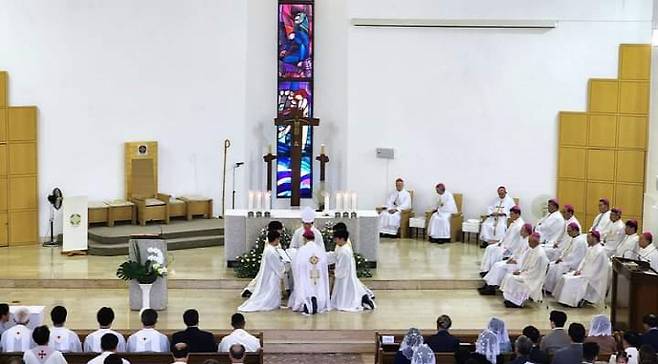 천주교 광주관구장인 옥현진(시몬) 대주교의 팔리움(Pallium) 수여 미사가 지난 26일 북구 임동주교좌성당에서 수도자, 평신도 등 800여명이 참석한 가운데 봉헌됐다.