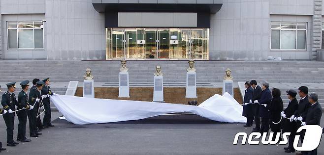 2018년 3월 1일 서울 노원구 육군사관학교에서 독립전쟁 영웅 5인의 흉상 제막식이 열리고 있다. 흉상은 왼쪽부터 홍범도 장군, 지청천 장군, 이회영 선생, 이범석 장군, 김좌진 장군. (육군사관학교 제공) ⓒ 뉴스1