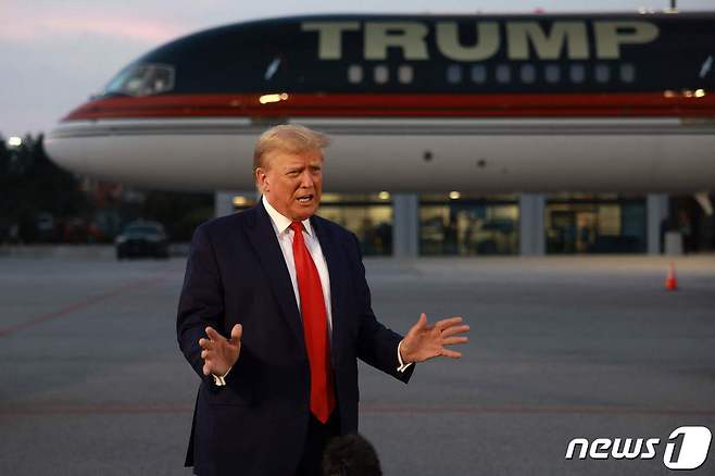 도널드 트럼프 전 미국 대통령이 24일(현지시간) 애틀랜타주 하츠필드 잭슨 공항에 도착한 뒤 기자들에게 자신의 입장을 밝히고 있다. ⓒ AFP=뉴스1 ⓒ News1 박형기 기자