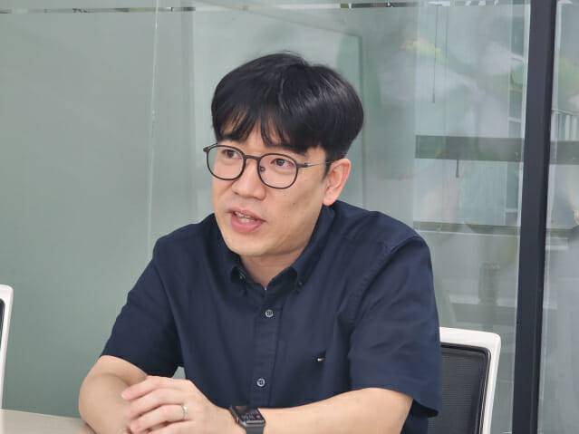 김민규 SDT 개발실장이 양자 컴퓨터 활용을 위한 클라우드 환경 구축 작업에 대해 설명하고 있다. (사진=SDT)