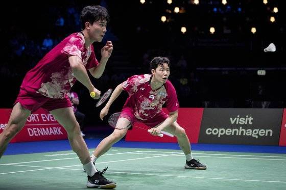 서승재(오른쪽)는 강민혁과 짝을 이뤄 출전한 남자 복식에서도 금메달을 목에 걸며 세계선수권 2관왕을 달성했다. EPA=연합뉴스