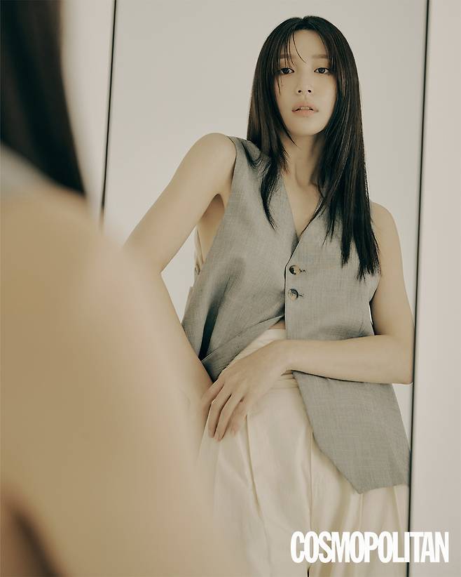 Actor Hani (Ahn Hee-yeon), a former member of the group EXID, exuded neat charm.On Friday, Cosmopolitan released a digital photo of Hani.This picture contains a beautiful and transparent actress Hani without a big smile.Hani recently made a top model on the first play through Three Days of Rain. Three Days of Rain is a work that looks into the truth of the past through a diary discovered by chance.When asked about the opportunity to become a top model in acting, Hani said, I wanted to give it back to the audience as much as I was greatly comforted by the play, such as watching the work Orphans .Especially when I tremble on the stage, I remember the words If I do not doubt me, there is no one who doubts me.Asked if there is anything he wants to achieve through Play, he said, I hope the audience will feel a healthy pain through his work. If he can look back on his life and commit himself to how to live in the future, there is nothing more I want.On the other hand, Hanis play Three Days of Rain will be available at Dongguk Universitys Seoul Campus Arts Theater until October 1. More pictures and interviews can be found on the Cosmopolitan website.Photograph: Cosmopolitan