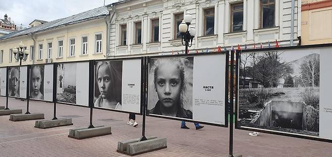 '도네츠크의 아이들' 사진들 (모스크바=연합뉴스) 최인영 특파원 = 러시아 모스크바 아르바트 거리 한복판에 '도네츠크 어린이들'의 얼굴 사진이 전시돼 있다. 2023.8.28 abbie@yna.co.kr (끝)