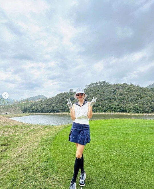 Actor Son Ye-jin has praised her husband Hyun Bins Photograph.D-1.Am I getting better? Son Ye-jin wrote on Monday.Son Ye-jin, who rides a golf cart, is attracted by his dazzling legs wearing golf wear.In particular, Son Ye-jin said, His photography skills are getting better and better! He smiles when he mentions that Hyun Bin took the pictures.
