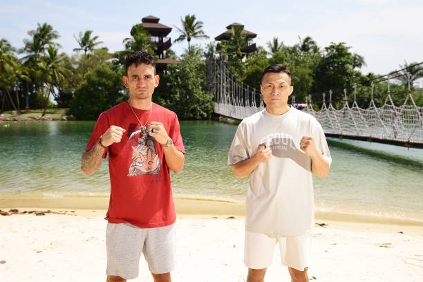 맥스 할로웨이(왼쪽)와 ‘코리안 좀비’ 정찬성이 22일 싱가포르 센토사 리조트에서 경기를 앞두고 페이스오프에 나섰다. 사진 | UFC