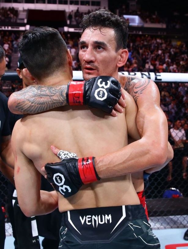 맥스 할로웨이와 정찬성이 경기 후 서로 포옹하고 있다. 사진 | UFC