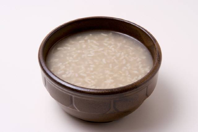 소화가 안 되거나 더부룩할 때 청량음료 대신 식혜를 마시면 소화에 도움을 줄 수 있다./사진=게티이미지뱅크