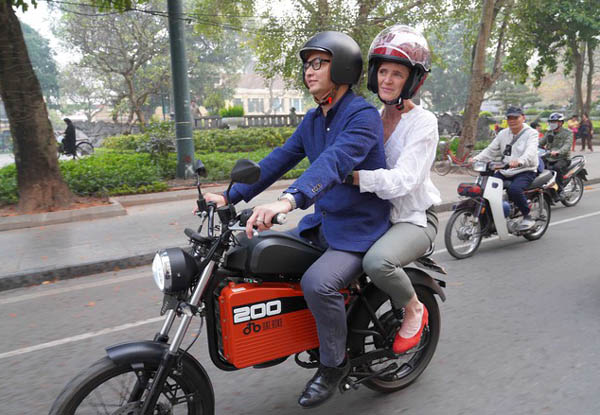 지난 3월 서맨사 파워 미국 국제개발처 사무총장은 전기 오토바이를 타고 베트남 하노이 거리를 누비며 방문 마지막 날을 시작했다. / USAID
