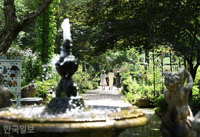 아기자기한 정원으로 꾸며진 허브나라농원.