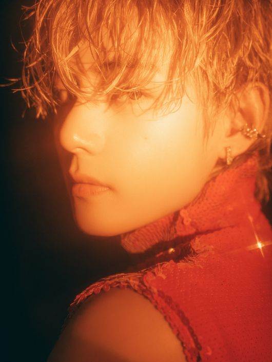 The group BTS V, which is about to make its debut in Solo, is starting its first solo album. With the release of the first solo album, it is expected to be active in various performances. The comeback stage at  ⁇  Inkigayo  ⁇  is also under discussion.V released his first solo album  ⁇ Layover ⁇  on September 6th and started his solo career. He is the last solo runner among the BTS members and is receiving much attention.It is more attention because it is a solo album that collaborated with Adore Min Hee-jin, who produced the group New Jins.According to SBS, V will release the stage through  ⁇ Inkigayo ⁇  along with the release of the solo album.Previously, Jungkook also released Solo Stage in Korea through Inkigayo.In particular, V is expecting to communicate with fans by appearing in various performances based on the release of this solo album. V participated as a solo guest in the SBS entertainment program  ⁇  Running Man  ⁇ .Although there were not many performances, I continued to perform solo arts activities with  ⁇  Running Man  ⁇  after cable channel tvN entertainment program  ⁇   ⁇   ⁇   ⁇   ⁇   ⁇   ⁇ .As a result, Vu has been reunited with  ⁇  Running Man  ⁇  as a solo guest in seven years since the appearance of  ⁇  Running Man  ⁇  300 times in 2016.In addition, Vu has also completed the recording of tvN  ⁇   ⁇   ⁇  Quiz on the Block  ⁇ . An official of  ⁇   ⁇   ⁇  Quiz  ⁇  said that  ⁇   ⁇   ⁇  has completed shooting on the 30th and is scheduled to be broadcast by the borrower.V had previously formed a relationship with  ⁇ You Quiz ⁇ , which was featured in the BTS special in March 2021. At that time, it became a hot topic with the appearance of the complete BTS.As the second appearance, Yoo Jae-seok and Jo Se-ho are closer to Chemie. ⁇  Running Man  ⁇   ⁇   ⁇   ⁇   ⁇   ⁇ ,  ⁇  Inkigayo  ⁇  Stage Solo  ⁇   ⁇   ⁇   ⁇   ⁇   ⁇   ⁇   ⁇   ⁇   ⁇   ⁇   ⁇   ⁇   ⁇   ⁇   ⁇   ⁇   ⁇   ⁇   ⁇   ⁇   ⁇   ⁇   ⁇ .Big Hit Music.