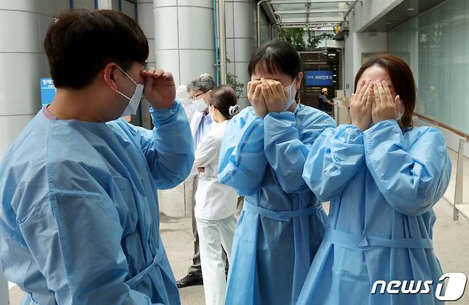(서울=뉴스1) 장수영 기자 = 서울백병원 진료 마지막 날인 31일 오후 서울 중구 인제대학교 서울백병원 입구에서 의료진 등 교직원들이 폐원 전 마지막 기념촬영을 마친 뒤 슬픔을 나누고 있다. 1941년 '백인제외과병원'으로 개원한 이후 83년간 진료를 이어온 서울백병원은 이날 오후 5시까지 진료를 마치고 폐원한다. 2023.8.31/뉴스1 Copyright (C) 뉴스1. All rights reserved. 무단 전재 및 재배포 금지.
