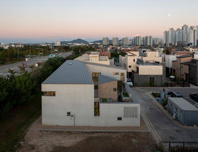 마당과 테라스, 정자 등에서 아웃도어를 충분히 즐길 수 있는 주거 공간이다. 김재윤 건축사진작가 제공