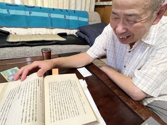 간토대지진 당시 조선인 300명을 구한 일본 가나가와현 쓰루미경찰서장 오카와 쓰네키치의 손자 오카와 유타카 씨가 가나가와현이 대지진 직후 정리한 기록을 지난 29일 요코하마 자택에서 보여주고 있다. 김현예 도쿄 특파원