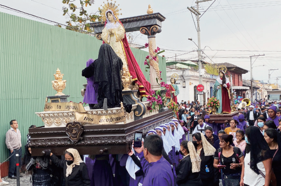 부활절을 기리며 진행되는 안티과의 가톨릭 의식. 김남희 여행작가