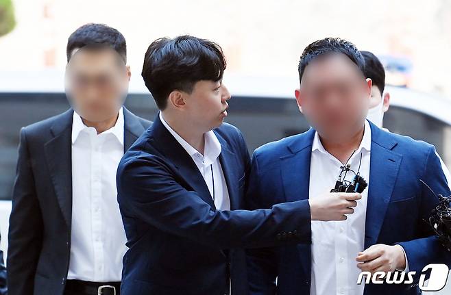 (서울=뉴스1) 박세연 기자 = 특정경제범죄 가중처벌에 관한 법률 위반(횡령·배임·재산국외도피) 등 혐의를 받는 이화그룹 김영준(왼쪽) 회장과 김성규 총괄사장이 11일 서울 서초구 서울중앙지법에 영장실질심사를 받기 위해 출석하고 있다. (공동취재) 2023.5.11/뉴스1 Copyright (C) 뉴스1. All rights reserved. 무단 전재 및 재배포 금지.