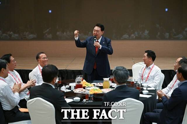 정부·여당은 야권의 오염수 공세를 '우리 어민·수산업자 죽이기'로 규정하며 수산물 소비 촉진에 힘을 기울이고 있다. 윤석열 대통령이 지난달 28일 인천에서 열린 국민의힘 국회의원 연찬회에서 발언하고 있다. 윤 대통령은 지난해에 이어 2년째 여당 연차회에 참석했다. /뉴시스