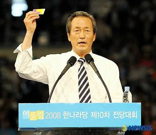 정몽준 전 대표가 청소년용 교통카드를 들어보이며 '버스비 70원' 발언을 사과하는 모습. 중앙포토