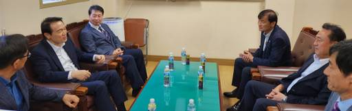 임태희 경기도교육감이 여주자영농고를 방문해 이충우 시장, 서광범 도의원, 한관흠 교육장 등 관계자와 간담회를 갖고 있다./여주교육지원청 제공