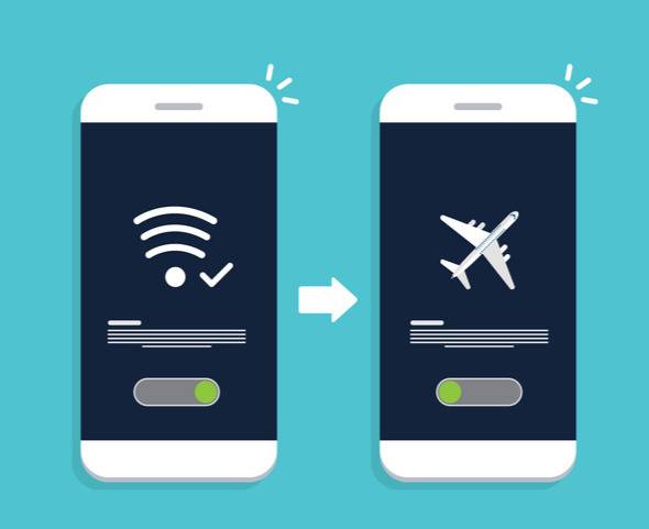 휴대전화가 해킹당한 것 같다면 인터넷 통신이 차단되도록 비행모드로 전환하고 와이파이 기능을 꺼야 합니다. 게티이미지뱅크