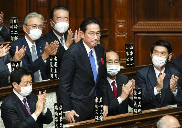 기시다 후미오 신임 일본 총리가 4일 의회 의석에 서서 축하를 받고 있다. 도쿄 EPA 연합뉴스