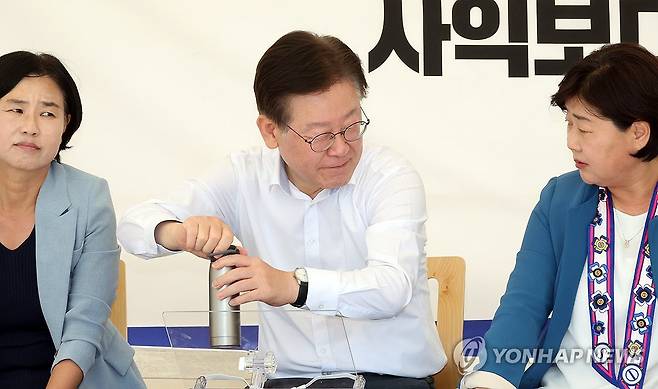 물 마신 이재명 대표 (서울=연합뉴스) 한상균 기자 = 더불어민주당 이재명 대표가 1일 국회 앞 단식농성장에서 물병을 잠그고 있다. 2023.9.1 xyz@yna.co.kr
