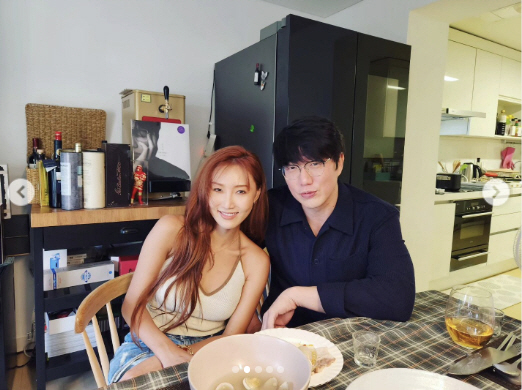 Singer Sung Si-kyung has unveiled a new segment and first guest on his YouTube channel.On the 3rd, Sung Si-kyung said, I think I had a dream because it was the first day of the performance yesterday. Thank you for coming. I will do my best on the last day of the day.He said, I will meet you tomorrow, he said. If a team that wants to promote something comes out to eat, I will eat because fans do not like it.He said, It is a form of sharing the recipe that I have been doing in the past with the menu plate and giving it to the guest in advance and talking with the dish that I chose.The photo released together contains MAMAMOO Hwasa.Sung Si-kyung said, The first episode is Hwasa, which is a single on September 6th. He said, I want to eat pork. I added more things to my first episode.Meanwhile, Sung Si-kyung operates the YouTube Sung Si-kyung channel and currently has 1.5 million subscribers.