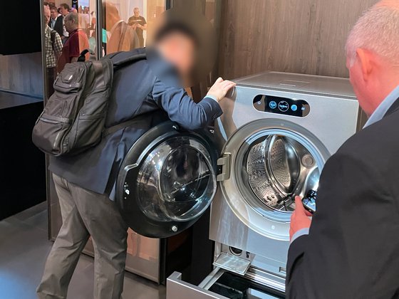 3일(현지시간) 중국인 관람객으로 보이는 인물이 LG전자의 신형 세탁건조기 제품을 살펴보며 촬영하고 있다. 베를린=고석현 기자
