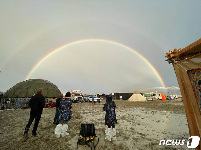 보기 드물게 사막에 무지개가 떴다. 지난 1일 미국 네바다에서 열린 버닝맨 축제 현장에서 폭우가 내린 뒤 무지개가 떴다. ⓒ AFP=뉴스1 ⓒ News1 박형기 기자