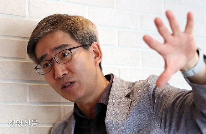 홍종호 서울대 환경대학원 교수가 지난달 31일 서울 여의도 한 카페에서 “OECD 국가 중 기후변화로 인한 경제 전환에 제일 준비 안 된 나라가 한국”이라며 대응이 시급하다고 말하고 있다. 서성일 선임기자