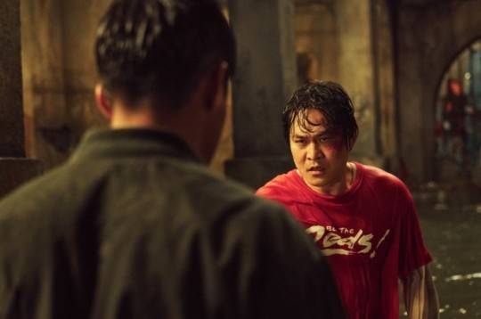 괴력의 초능력을 지닌 이재만을 연기한 김성균의 모습. 사진제공=디즈니+