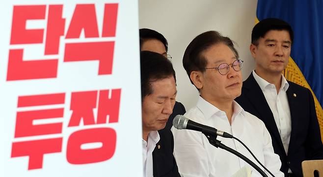 ▲ 이재명 더불어민주당 대표가 9월4일 국회 앞 단식투쟁 천막에서 열린 최고위원회의에 참석하고 있다. ⓒ 연합뉴스