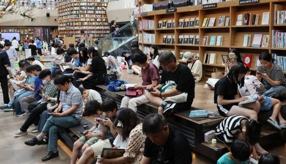 무더위에 야외보다는 실내로.. - 무더위가 계속된 2일 시민들이 냉방시설이 잘 갖춰진 서울 강남구 코엑스 별마루 도서관에서 책을 보고 있다. 2023.8.2 연합뉴스