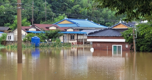 올해 내렸던 폭우로 부여군 한 마을이 물에 잠겨 있다. [연합]