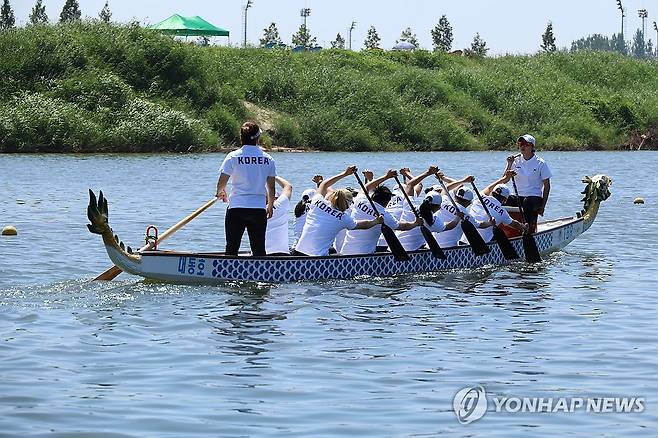 백마강 가르는 카누 용선 태극낭자들 (부여=연합뉴스) 이주형 기자 = 대한카누연맹이 7일 제19회 항저우아시안게임 카누 용선 결단식을 연 가운데 이날 오후 국가대표 카누 용선 여자팀이 충남 부여군 백마강에서 훈련을 진행하고 있다. 2023.9.7 coolee@yna.co.kr