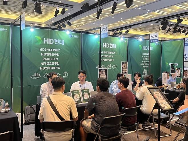 지난 6일 서울 서대문구 연세대학교 백양누리에서 진행된 HD현대 캠퍼스 리쿠르팅에 참가자들이 채용 상담을 받고 있다. HD현대 제공