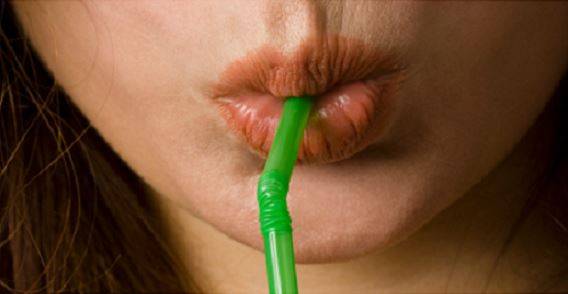 빨대를 이용해 음료를 마시면 반복해서 좁은 입구에 맞게 입술을 오므리게 되면서 팔자 주름이 생길 수 있다./사진=클립아트코리아