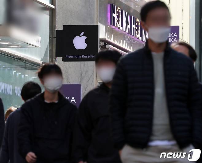 (서울=뉴스1) 김진환 기자 = 애플의 아이폰 세계 최대 생산기지인 중국 폭스콘 공장에서 코로나19가 확산으로 노동자들이 대거 탈출하는 사태가 발생했다. 이에 따라 아이폰14 출하량이 최대 30%까지 감소할 것이란 전망이 나오면서, 국내 부품업계에도 악영향을 미칠 수 있단 분석이 나온다. 다만 국내 부품업계는 상황이 장기간 이어지지 않는 이상 영향은 미미할 것이란 입장이다. 사진은 2일 오후 서울 시내에 위치한 한 애플 리셀러 매장. 2022.11.2/뉴스1 Copyright (C) 뉴스1. All rights reserved. 무단 전재 및 재배포 금지.