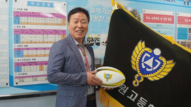 유진권 대구 상원고 교장이 집무실에서 럭비공을 들고 포즈를 취하고 있다. 김광원 기자