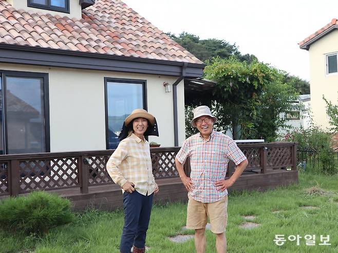 전원생활을 만끽하게 해주는 집 앞에서 부부가 포즈를 취했다. 귀촌한 지는 5년, 이 집에 들어온 지는 3년쯤 된다. 춘천=서영아 기자 sya@donga.com