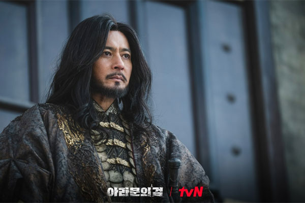 TvNs Saturday-Sunday drama Arthdal Chronicles: The Sword of Aramoon began, a follow-up to Arthdal Chronicles, which aired four years ago.During those four years, the actors of Eunseom and Riho Sayashi, the two main characters of Arthdal Chronicles: The Sword of Aramoon, changed from Song Joong-ki to Lee Joon-gi and Tanya from Kim Ji-won to Shin Se-kyung.Arthdal Chronicles: The Sword of Aramoon.There may be many reasons, but the biggest thing is that The Chronicles of Arthdal did not achieve as great an achievement as it originally had. was broadcasted up to Part 3 and achieved the highest audience rating of 8.9% (Nielsen Korea), but ended with double-digit ratings.Of course, the world depicted by the Arthdal Chronicles was of challenging value that could not be easily judged by ratings.The reason why Remady is drawn about how civilization was born with cultural anthropological viewpoints in the background of prehistoric times, what conflicts occurred in the process, and how things such as state and religion were created and how the forces were confronted, It is just like drawing a history directly on an empty drawing paper.The important thing is that it was never easy to draw and deliver a virtual world by setting up strange characters from Arthdal to Ignite Brain Atal.So, in a way, the Arthdal Chronicles seemed to end with drawing the sketch of this world.Arthdal Chronicles: The Sword of Aramoon.Maybe thats why., along with the illustrations in the first part, briefly explains the world of the , which corresponds to Season 1, and then Lee Joon-gi, Starts with a story about the Bato tribe trying to get rid of them.Of course, it is Riho Sayashi (Lee Joon-gi), the general of Aragon and a bantam mate (twin) of the island.However, Eunseom, who has already seen this trick, escapes from them and is driven to the river, and Riho Sayashis soldiers chasing them shout to him, God only punishes the weak, give up! Inaishingi.Its a short battle scene, but it compresses a picture of the world that Arthdal Chronicles: The Sword of Aramoon will paint in the future: Tagon, Lord of Arthdal!(Jang Dong-gun) and the head of the Aggo tribe against him, and what the confrontation of Eun-seom, called Second Coming or Ishingi, means.Tagon! Is a strong person, so it looks like a trustee, but Eunseom is a person who shows the power of unity that has gathered the tribes and gathered the weak.The fact that they fight against the army of Tagon! But they do not loot like them symbolizes that the country they are trying to build is different from Tagon!So when Riho Sayashis soldiers mention the weak and ask Eunseom to give up, Eunseom confronts him and says, Yes, thats right, God punishes the weak any God.In the meantime, he calls out the allied forces that have been hiding with a whistling bow and exclaims, Now, you weak people, be punished. Here, the strength and weakness of Eunseom are conveyed in a different sense.The power that comes from uniting not only with force but also with hope for a better life is really strong.From the first time, the Aggo crossed the Nodshan River and occupied Hanchoa Castle and opened the door to the war against Arthdals army in the field.Can the Aggos silver island lead the war to victory against Arthdal, who has more strength in the field battle?The story of Tagon! To see the end of the conquest war based on powerful power, Eunseom to confront it through the coalition forces, and Tanya to reduce further sacrifices and end the war as a priest were centered around this war.There was a mixed concern about Lee Joon-gi and Shin Se-kyung playing the role of Eunseom and Tanya, respectively, but the first time was enough to erase it.I did not have to draw a sketch, but I ran to Remady and made them immersed in their role. What about it?Will  secure the lack of popularity of  and make it look again at the value of the world depicted by ?How exciting Remadys fun will be portrayed in  is the key to the direction of the series and even the re-interest of the previous season.