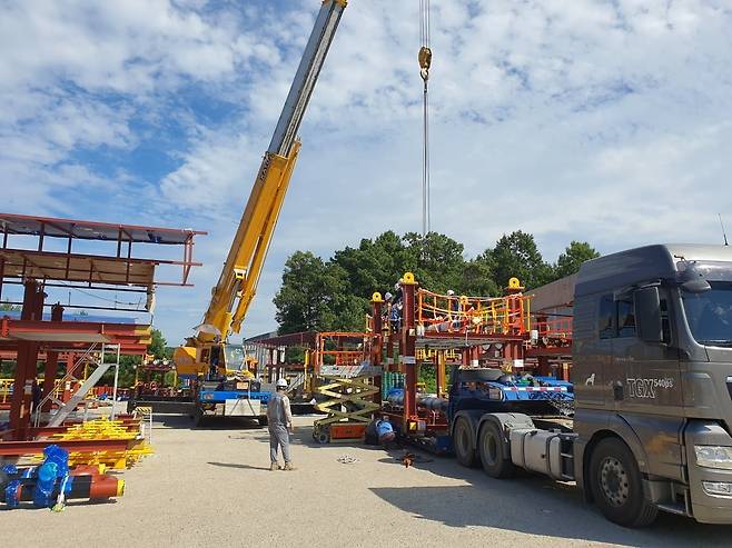 세보엠이씨 음성 2단지에서 완성된 반도체 모듈을 직원들이 납품하기 위해 트레일러에 싣고 있다. 음성=윤현주 기자