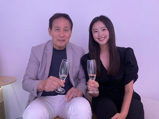 Actor Ahn Sung-ki (71), who is suffering from blood cancer battling disease, has been released.Actor Choi Ri (28) Gong Yoo took a photo with Ahn Sung-ki to the public on the 10th.Choi Ri and Ahn Sung-ki pose side by side with glasses.Choi Ri, dressed in a black dress, is also smiling brightly beside Ahn Sung-ki. Choi Ri belongs to the same artist company as Ahn Sung-ki.The fact that Ahn Sung-ki is suffering from blood cancer battling disease was announced last September.Ahn Sung-ki, who attended Bae Chang-hos special exhibition, came to the stage wearing a wig on a somewhat swollen face, followed by fans concerns about health, and his company, Artist Company, said he was treating blood cancer.At that time, the agency said, It is improving as much as you usually manage.Since then, public support and encouragement have been poured into the news of the national actor Ahn Sung-kis battling disease, and Ahn Sung-ki has been steadily making his way to the public.Last May, the artist company of the agency Ahn Sung-ki actor won the Achievement Award at the 10th Wildflower Movie Awards ceremony.I sincerely congratulate the actor Ahn Sung-ki for his efforts to develop the movie, said Gong Yoo, who attended the award ceremony of Ahn Sung-ki.
