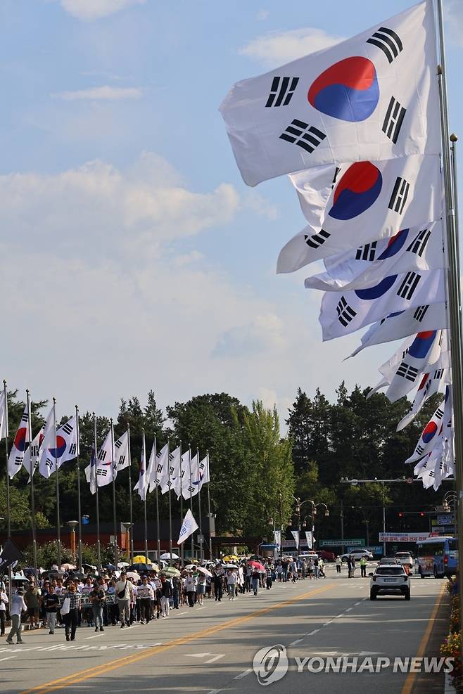 홍범도 장군 묘역까지 걷는 시민들 (대전=연합뉴스) 이주형 기자 = 홍범도장군기념사업회가 10일 홍범도장군로 시민 걷기대회를 연 가운데, 이날 오후 걷기대회에 참가한 대전시민들이 홍범도장군로를 거쳐 대전현충원에 도착해 홍범도 장군묘역까지 걸어가고 있다. 2023.9.10 coolee@yna.co.kr