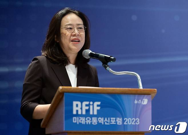 추호정 한국유통학회 명예회장이 11일 오후 서울 중구 소공동 롯데호텔에서 '빅블러 시대 K-디자인을 입히다'를 주제로 열린 2023 뉴스1 미래유통혁신포럼(RFIF)에서 발언을 하고 있다. 2023.9.11/뉴스1 ⓒ News1 이재명 기자