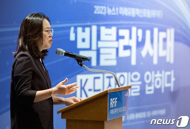 추호정 한국유통학회 명예회장이 11일 오후 서울 중구 소공동 롯데호텔에서 '빅블러 시대 K-디자인을 입히다'를 주제로 열린 2023 뉴스1 미래유통혁신포럼(RFIF)에서 발언을 하고 있다. 2023.9.11/뉴스1 ⓒ News1 이재명 기자