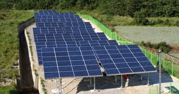 전남 진도군 조도면 가사도에 설치된 태양광발전 패널. 한국전력은 이곳에 총 92억원을 들여 314kW 규모의 태양광 발전 설비를 설치했다. /한국전력 제공
